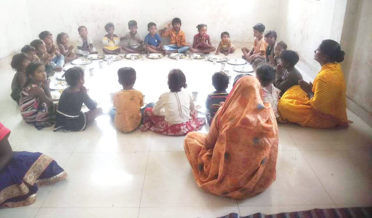 आंबा केंद्रों में मिल रहा है गरम भोजन सहित रेडी टू ईट फूड आंबा केंद्रों में मिल रहा है गरम भोजन सहित रेडी टू ईट फूड