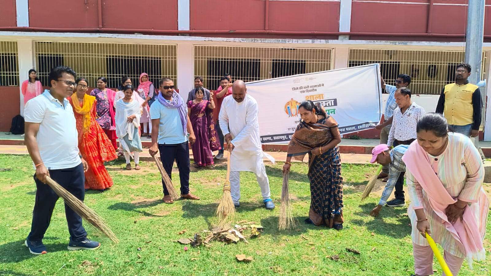 प्रतापपुर में चलाया शाला स्वच्छता अभियान