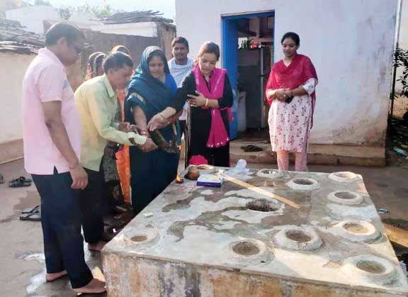 पुराना मार्केट में चबूतरा निर्माण के लिए भूमिपूजन