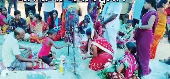 6 साल का बच्चा कर रहा ‘इलाज’ बीमारियों के ठीक होने का लोग दावा कर रहे 6 साल का बच्चा कर रहा ‘इलाज’ बीमारियों के ठीक होने का लोग दावा कर रहे