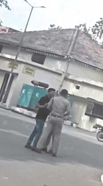 पिता को बचाने सामने आया फरार शोएब, पुलिस हाथ बांधे रही पिता को बचाने सामने आया फरार शोएब, पुलिस हाथ बांधे रही