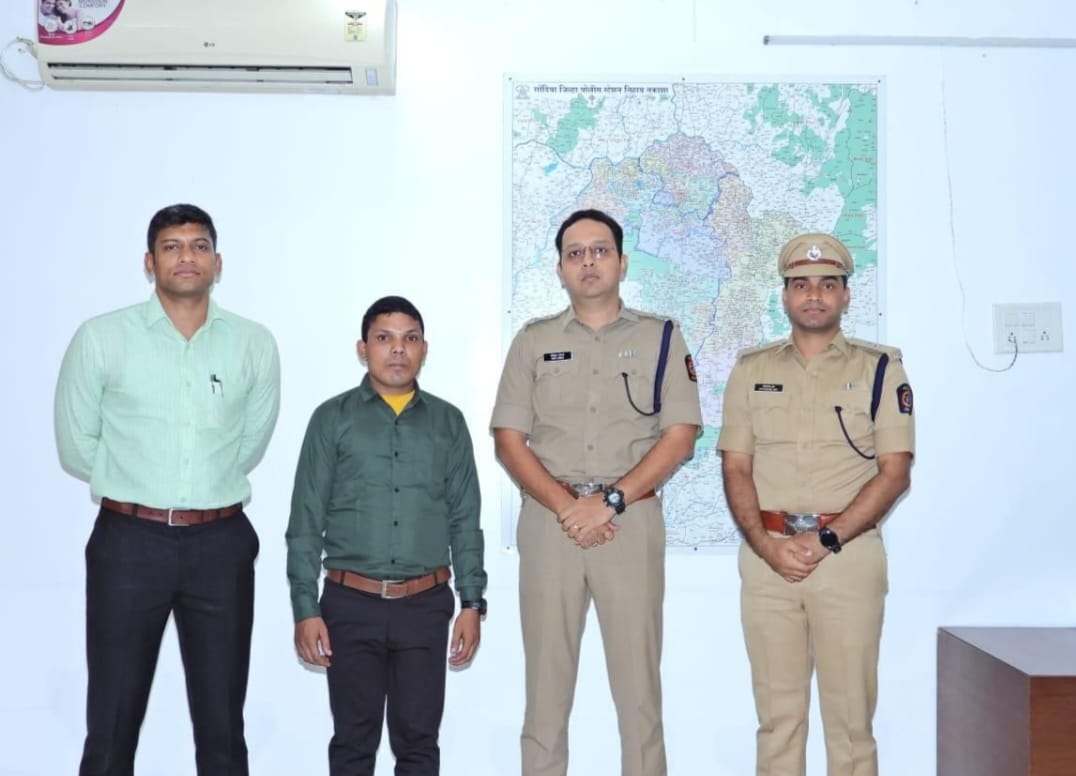 पूर्व आत्मसमर्पित नक्सली के ईनामी गनमैन का महाराष्ट्र में समर्पण पूर्व आत्मसमर्पित नक्सली के ईनामी गनमैन का महाराष्ट्र में समर्पण