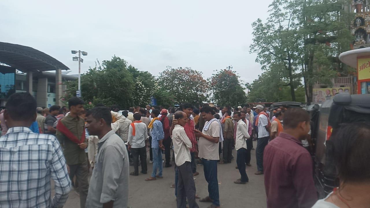 स्टेशन के प्री पेड आटो चालक हड़ताल पर स्टेशन के प्री पेड आटो चालक हड़ताल पर