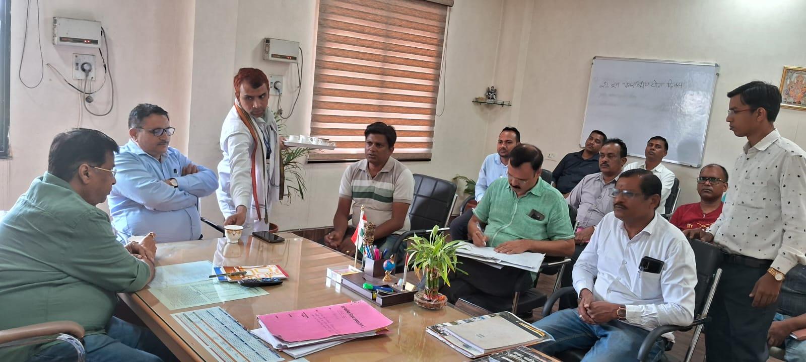 निगम के आरआई, एआरआई प्रतिदिन 10 घरों में टैक्स वसूलेंगे निगम के आरआई, एआरआई प्रतिदिन 10 घरों में टैक्स वसूलेंगे