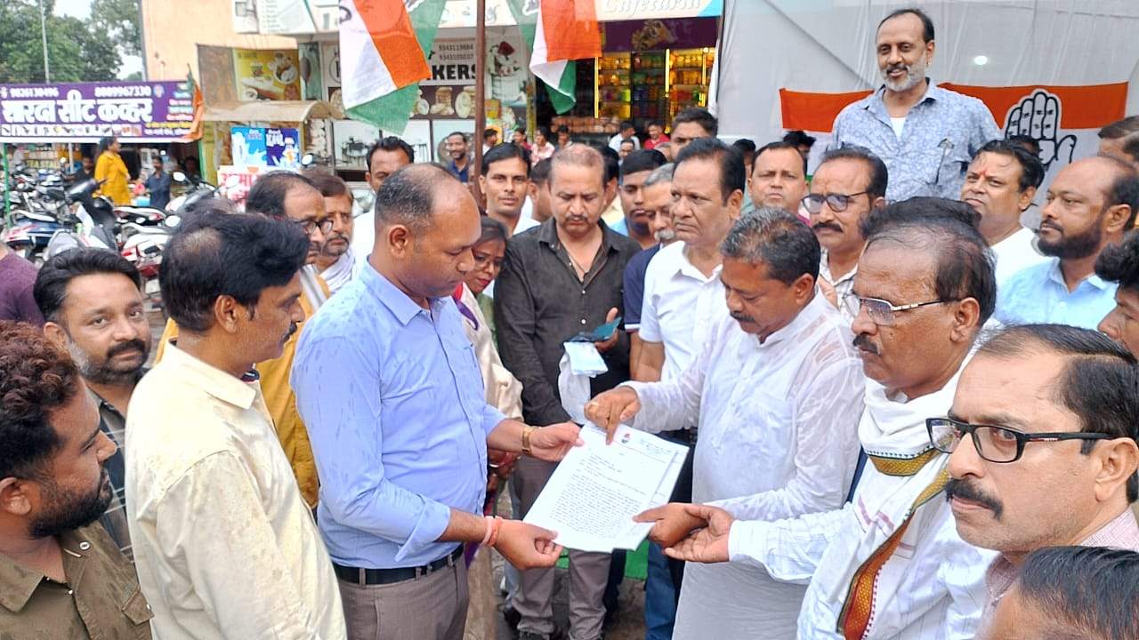 कानून व्यवस्था की बदहाली, कांग्रेसियों का धरना-प्रदर्शन