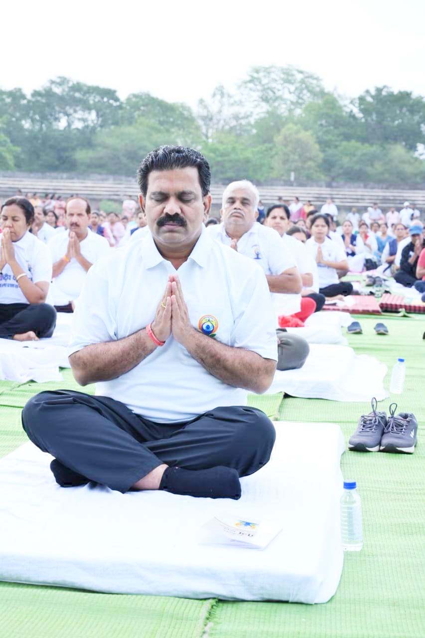 दुर्ग में योगाभ्यास में शामिल हुए डिप्टी सीएम दुर्ग में योगाभ्यास में शामिल हुए डिप्टी सीएम