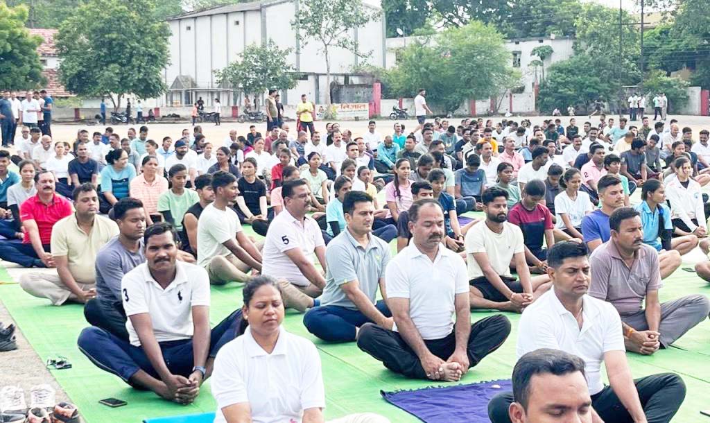 परेड ग्राउंड में पुलिस कर्मियों के परिवार ने किया योगाभ्यास