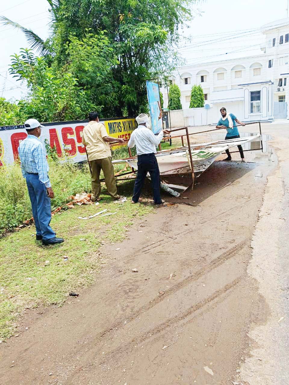 क्षतिग्रस्त होर्डिंग हटाए गए क्षतिग्रस्त होर्डिंग हटाए गए