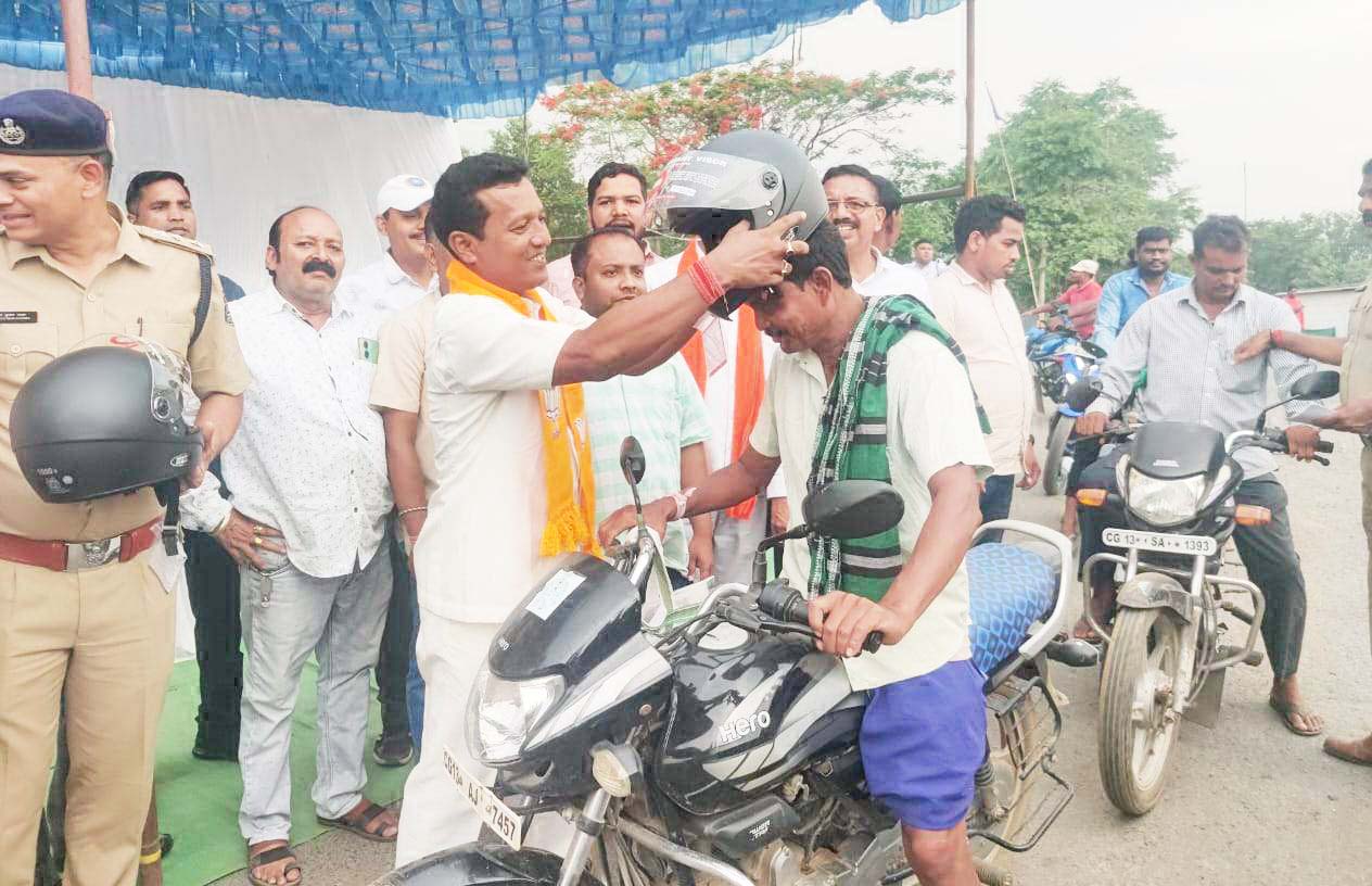 हेलमेट वितरण कार्यक्रम में शामिल हुए रायगढ़ सांसद 