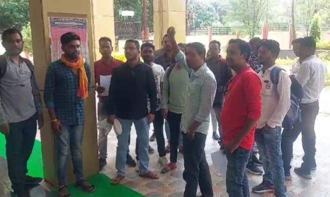 वेतन बोनस की मांग, सब स्टेशन ऑपरेटरों का प्रदर्शन वेतन बोनस की मांग, सब स्टेशन ऑपरेटरों का प्रदर्शन