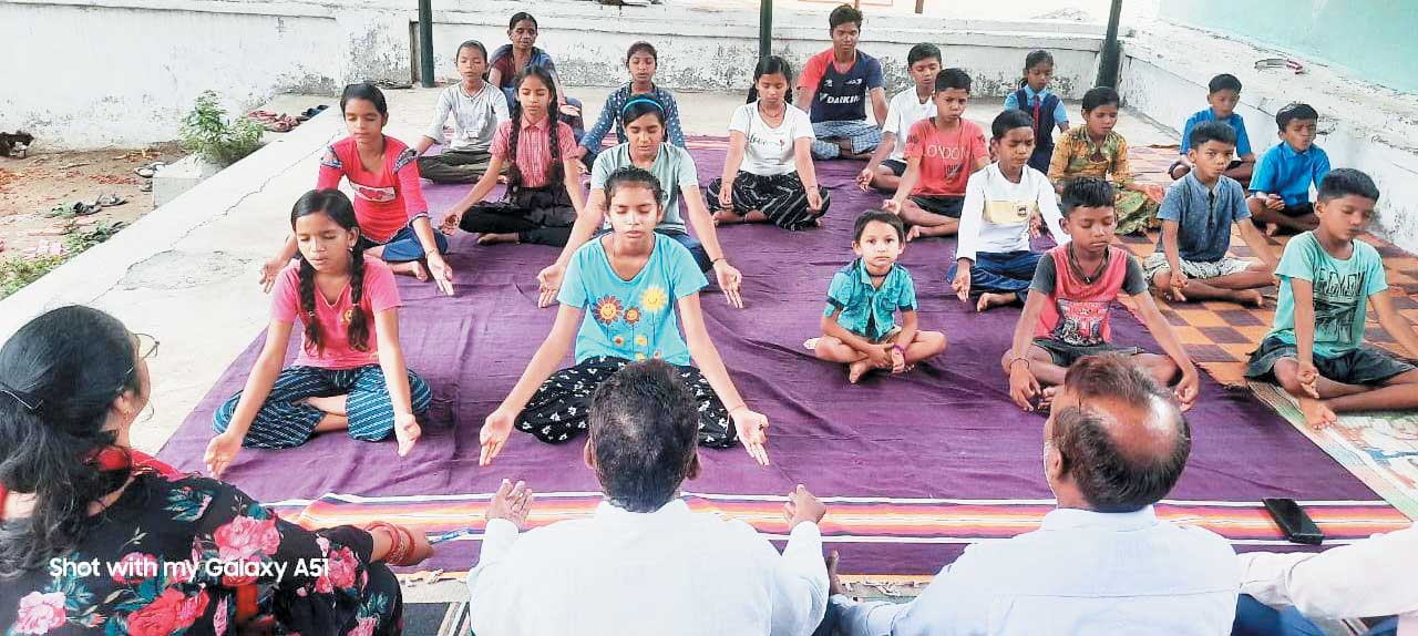 स्कूल में योगाभ्यास स्कूल में योगाभ्यास