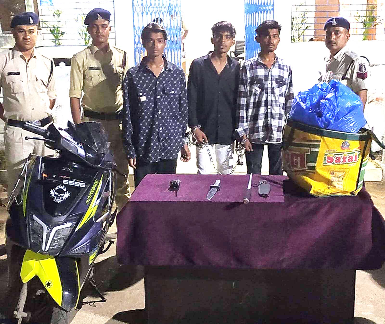 अवैध गांजा बिक्री, नाबालिगसहित 4 गिरफ्तार अवैध गांजा बिक्री, नाबालिगसहित 4 गिरफ्तार