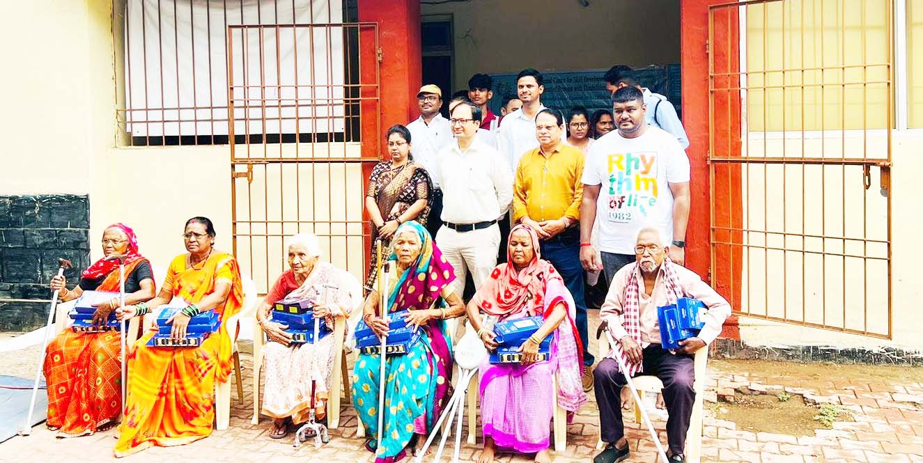 अंतरराष्ट्रीय योग दिवस पर शामिल हुए कलेक्टर अंतरराष्ट्रीय योग दिवस पर शामिल हुए कलेक्टर