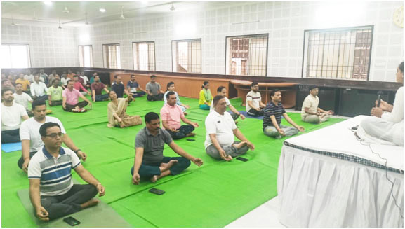 जिला न्यायालय परिसर में योगाभ्यास