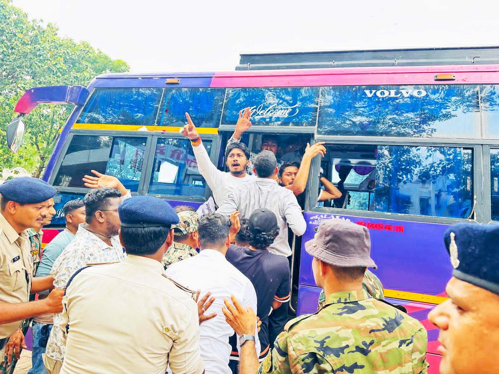 नीट की पुन: परीक्षा की मांग पर सीएम का समर्थन मांगने निकले एनएसयूआई कार्यकर्ता गिरफ्तार    