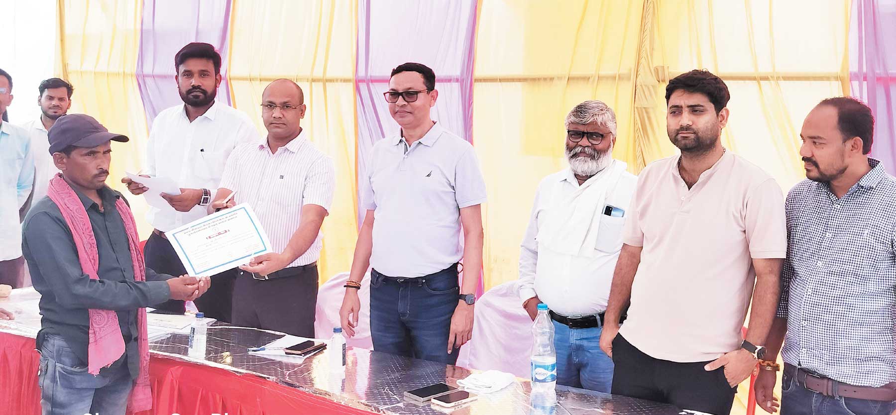 डूबान क्षेत्र उमरमरा के ग्रामीणों को मिला घर, एसडीएम ने सौंपा अधिकार पत्र