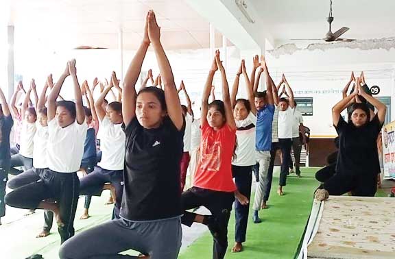 पूर्व सैनिकों व प्रशिक्षणार्थियों ने किया योग