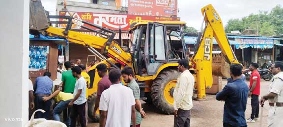 बेजा कब्जा पर चला बुलडोजर