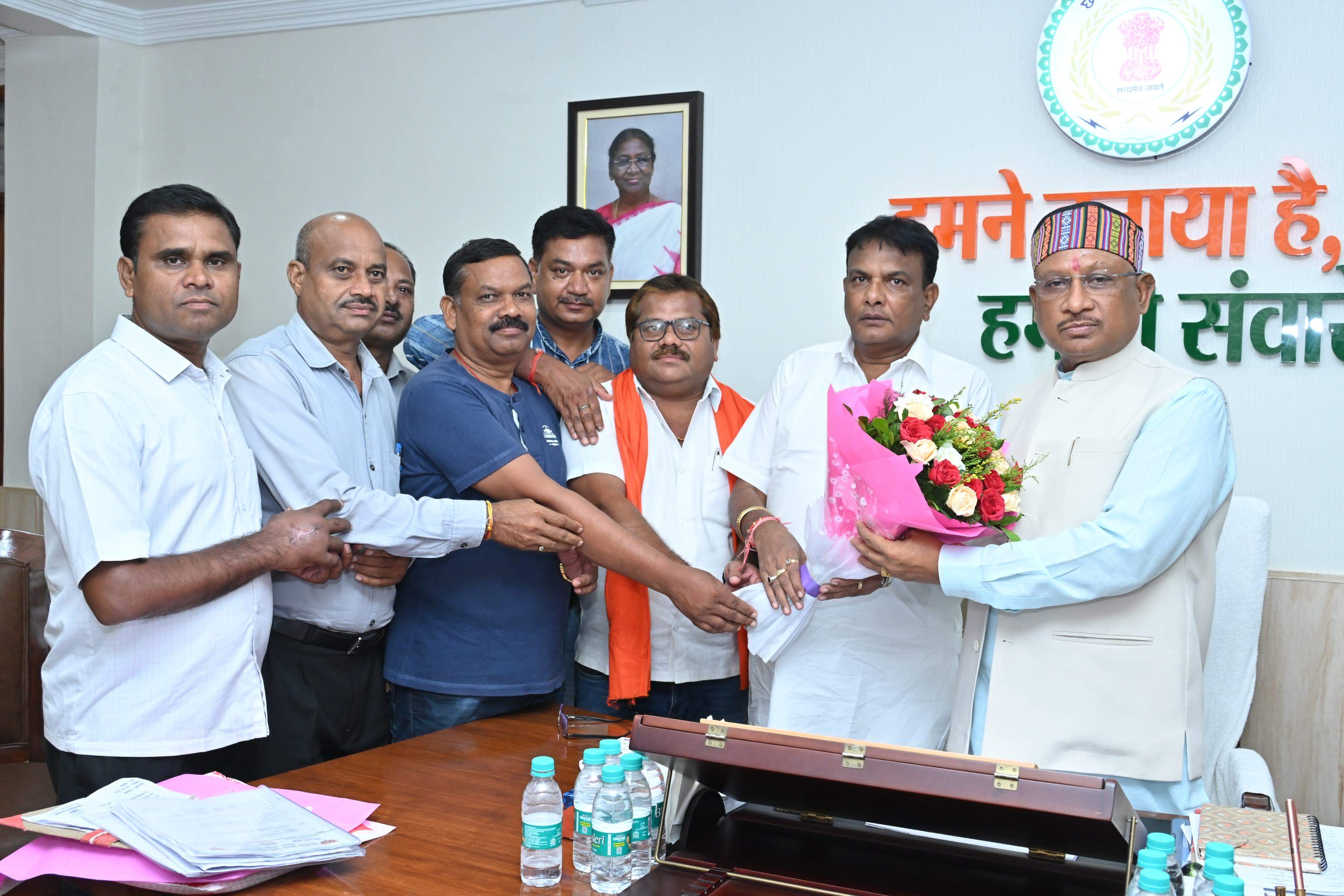 मगरलोड मंडल के भाजपाईयों  ने की सीएम से मुलाकात