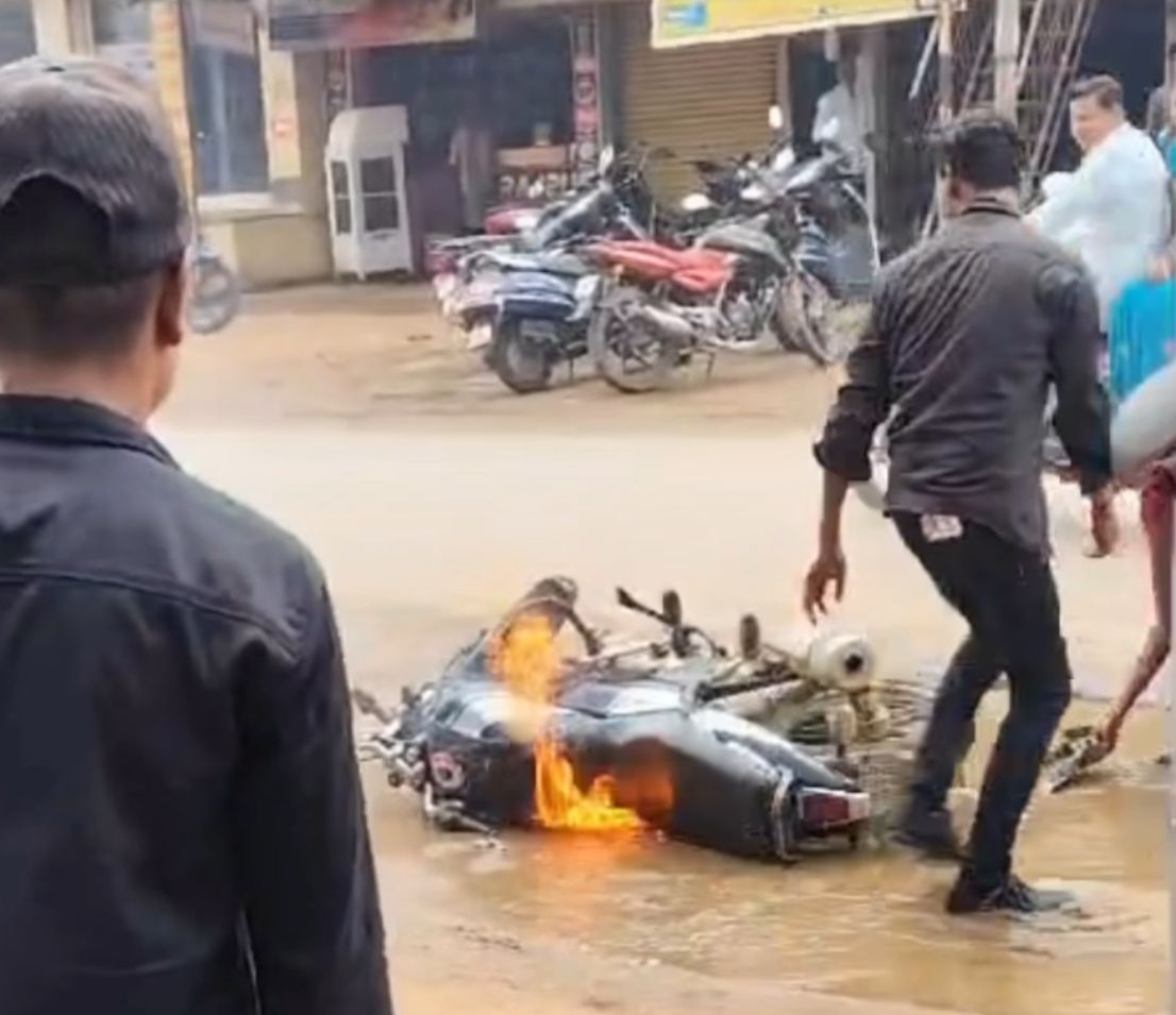 चलती बाइक में आग, कूदकर बचाई जान चलती बाइक में आग, कूदकर बचाई जान