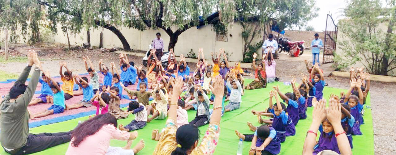 योगाभ्यास में उत्साह से शामिल हुए स्कूली बच्चे व ग्रामीण