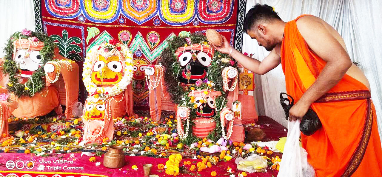 महाप्रभु जगन्नाथ, बलभद्र व बहन सुभद्रा का महास्नान महाप्रभु जगन्नाथ, बलभद्र व बहन सुभद्रा का महास्नान