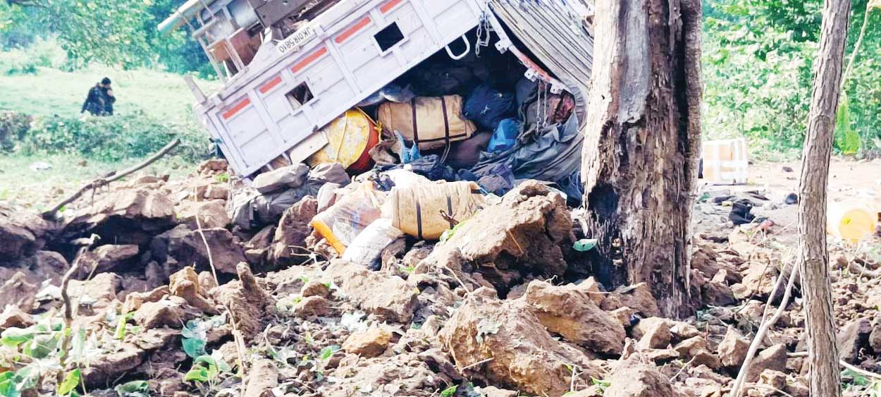 नक्सल विस्फोट, कोबरा के दो जवान शहीद नक्सल विस्फोट, कोबरा के दो जवान शहीद