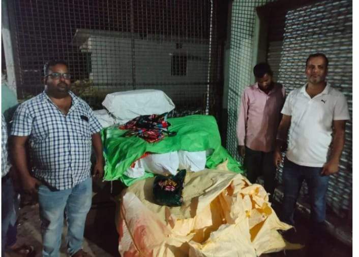 महाराष्ट्र भेजने से पहले पुलिस व स्वास्थ्य विभाग ने पकड़ा लाखों का तम्बाकू महाराष्ट्र भेजने से पहले पुलिस व स्वास्थ्य विभाग ने पकड़ा लाखों का तम्बाकू