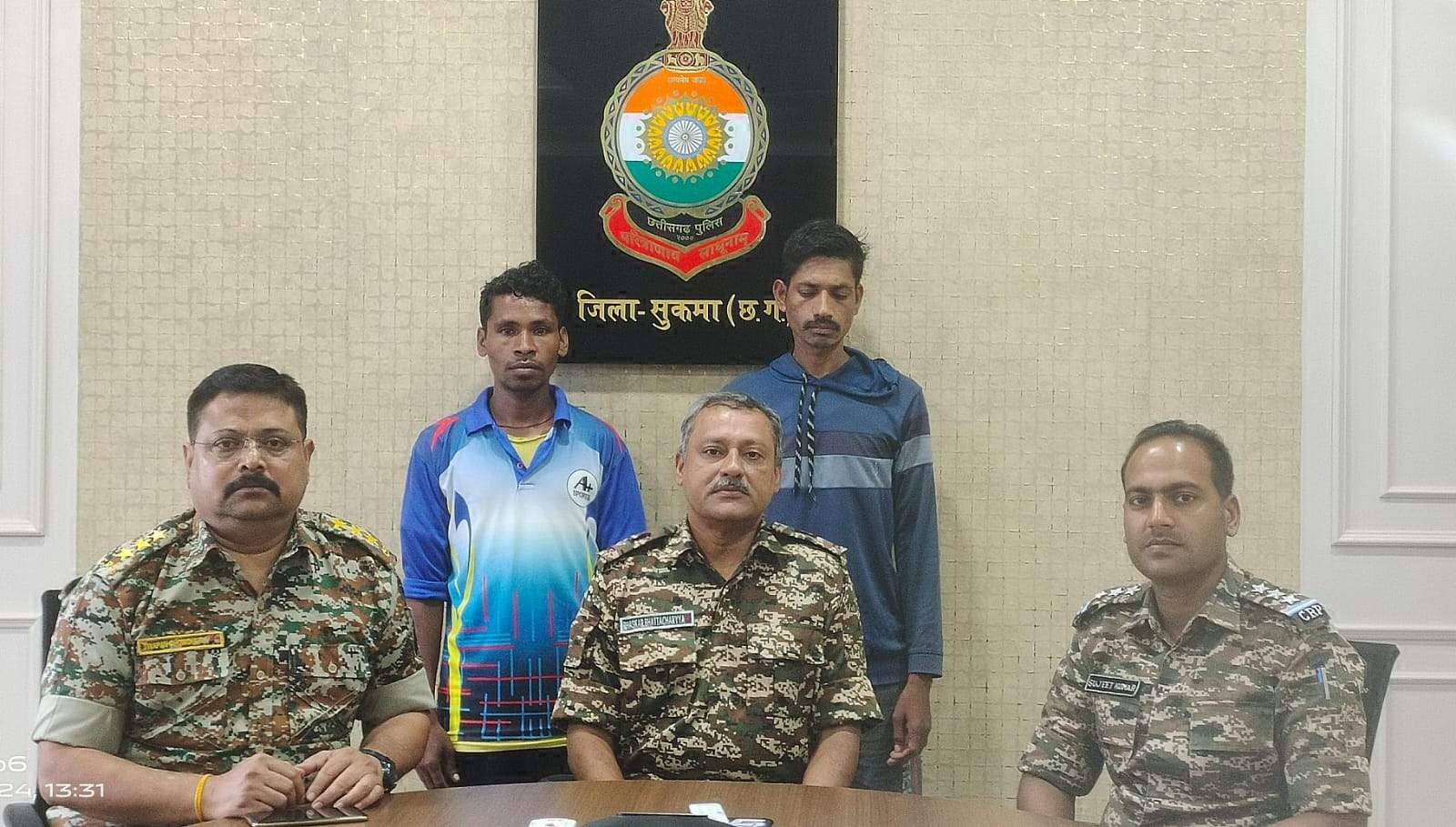 2 ईनामी नक्सलियों का समर्पण 