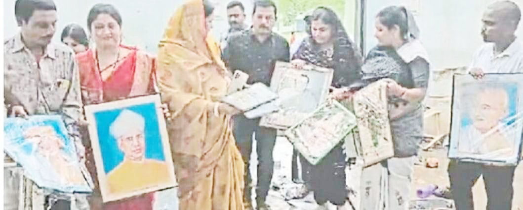 स्कूल में विभूतियों की तस्वीरें धूल खाती मिलीं, आंदोलन की धमकी 