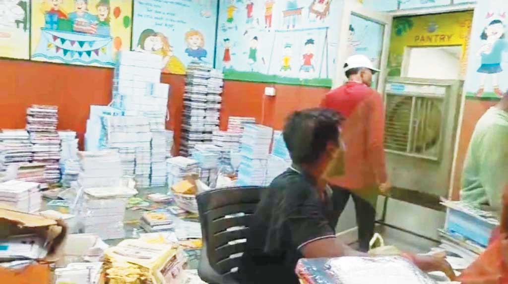 कुंजेमुरा में हो रहा गजब का खेला! मान्यता सीजी बोर्ड की, किताब बेच रहे सीबीएसई की! कुंजेमुरा में हो रहा गजब का खेला! मान्यता सीजी बोर्ड की, किताब बेच रहे सीबीएसई की!