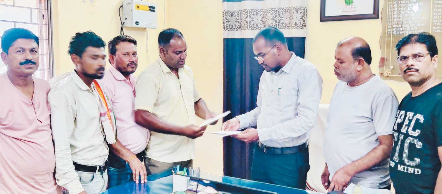 वार्डों में नहीं हो रहा काम, नाराज कांग्रेसी पार्षदों ने सीएमओ को सौंपा ज्ञापन