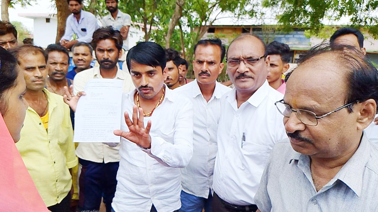 शिक्षण सत्र के पहले ही दिन भाठागांव स्कूल में तालाबंदी