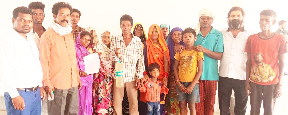 बोतल में गंदा पानी भर कलेक्टर से मिलने पहुंचे लोग