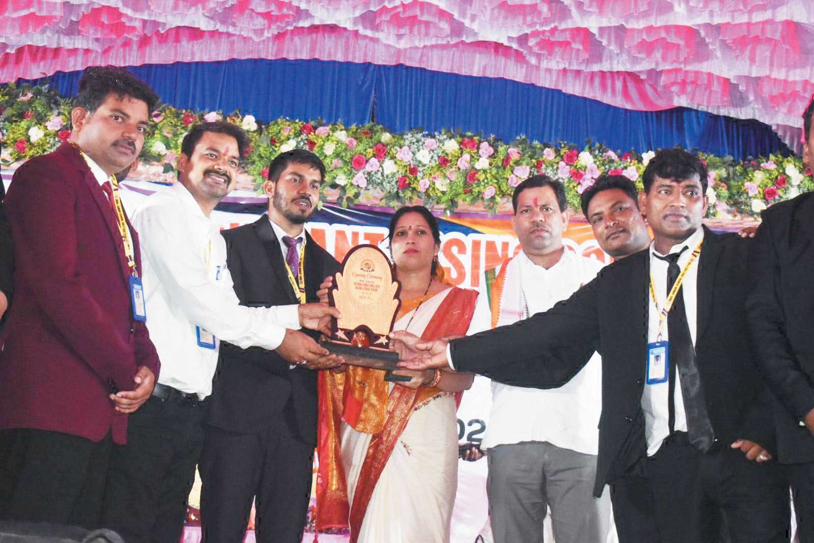 दीप प्रज्वलित कर विधायक ने स्कूल का किया उद्घाटन