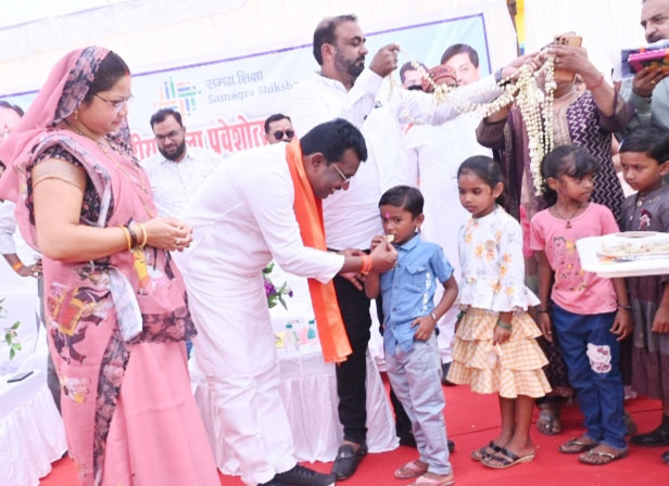 विधायक साहू ने तिलक लगा, मिठाई खिला नवप्रवेशी बच्चों का किया स्वागत