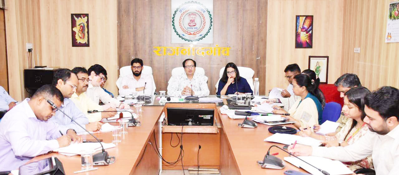 अधिकारी फील्ड में जाकर योजनाओं के क्रियान्वयन का करें निरीक्षण