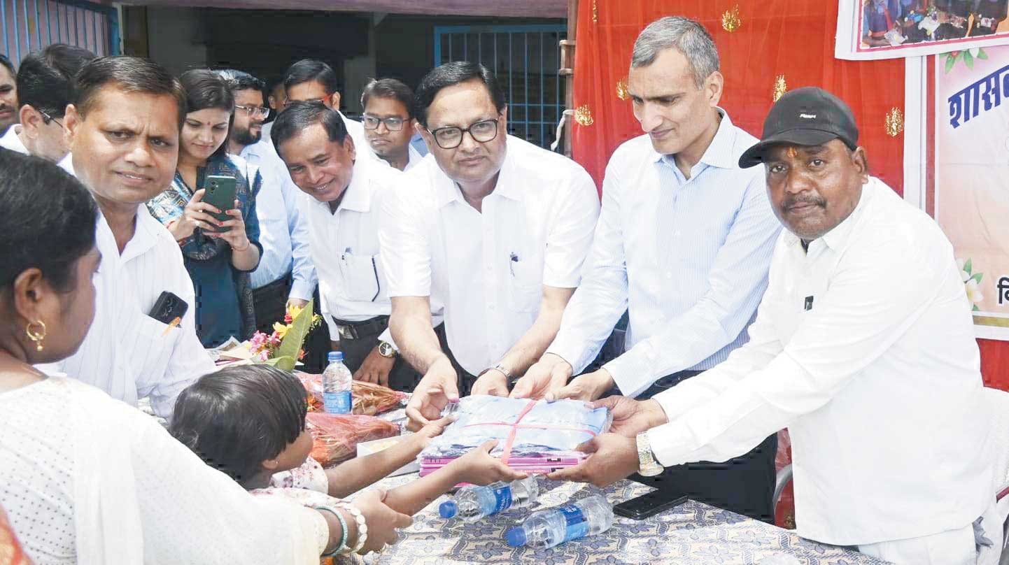 कलेक्टर ने शाला प्रवेशोत्सव पर स्कूल के दिनों को किया याद