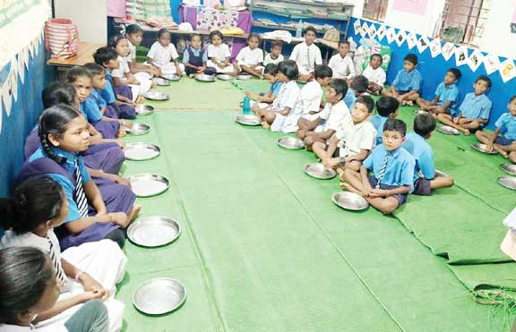 शाला प्रवेश उत्सव पर न्योता भोज