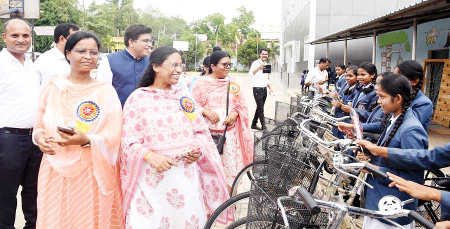 नवप्रवेशी विद्यार्थियों का फूलमाला से और तिलक लगाकर स्वागत