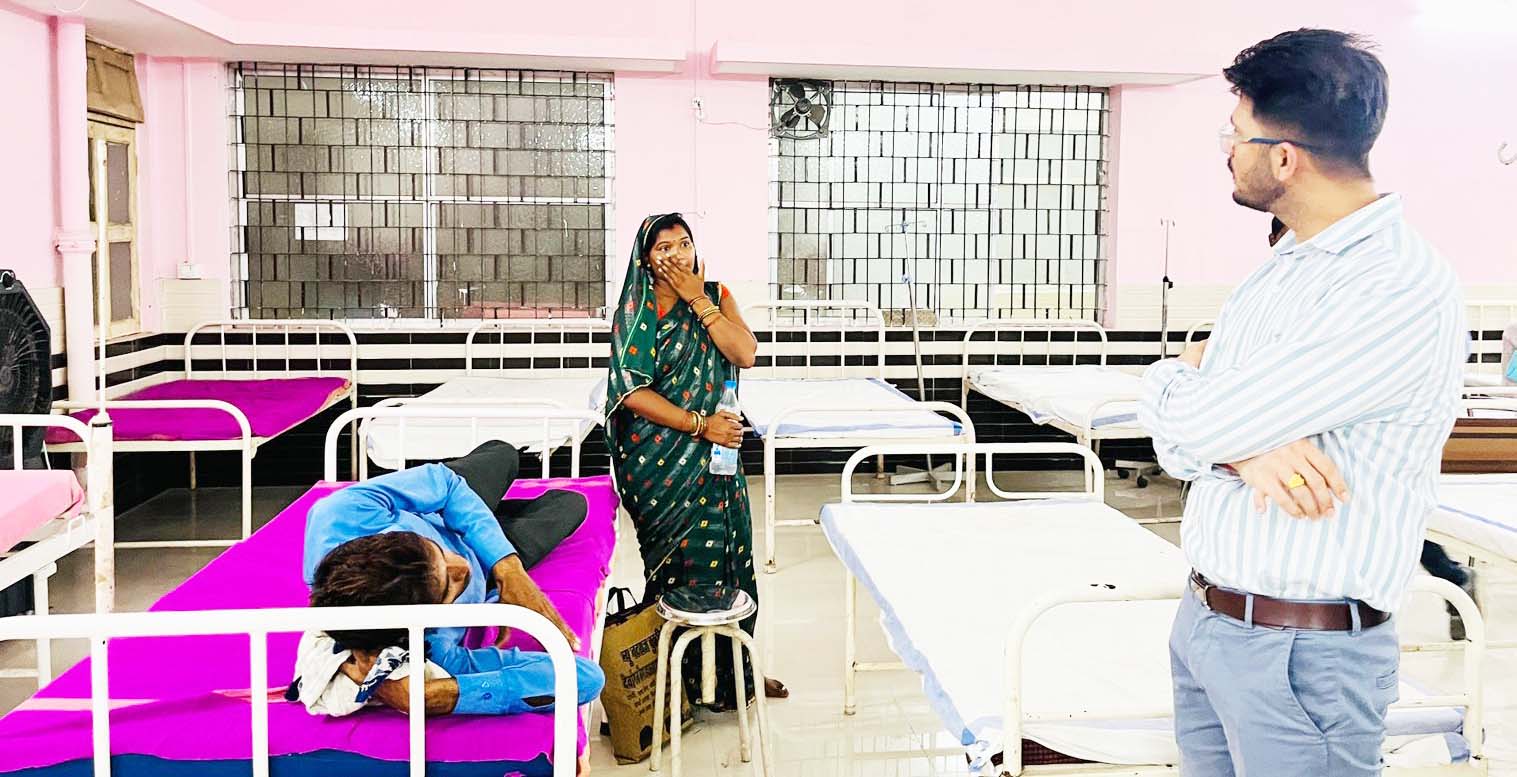 स्वास्थ्य सुविधाओं का जायजा लेने कलेक्टर पहुंचे अस्पताल