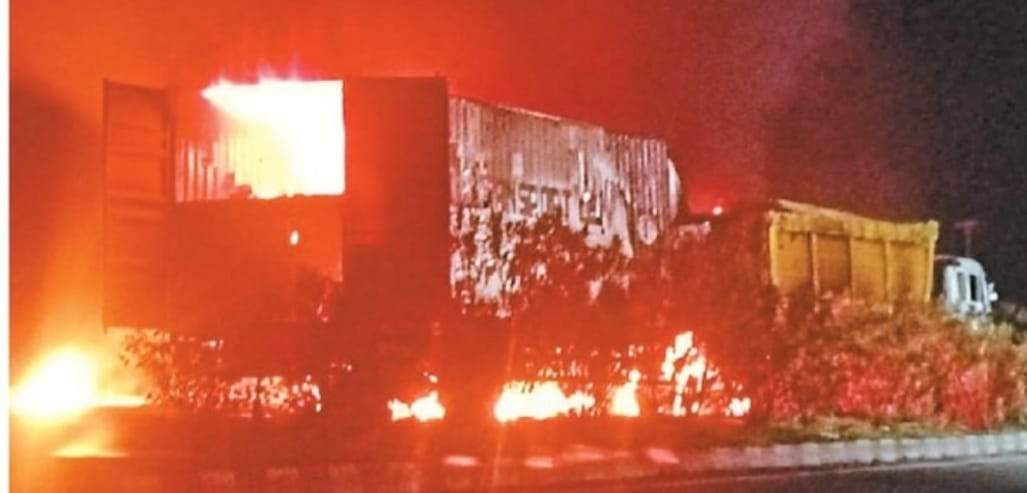 दुपहिया से भरे कंटेनर ने ट्रेलर को मारी टक्कर, ड्राइवर-कंडक्टर जिंदा जले