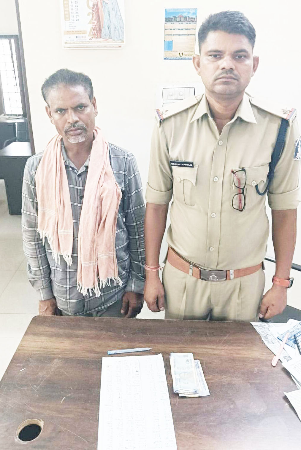 सट्टा-पट्टी संग आरोपी पकड़ाया सट्टा-पट्टी संग आरोपी पकड़ाया