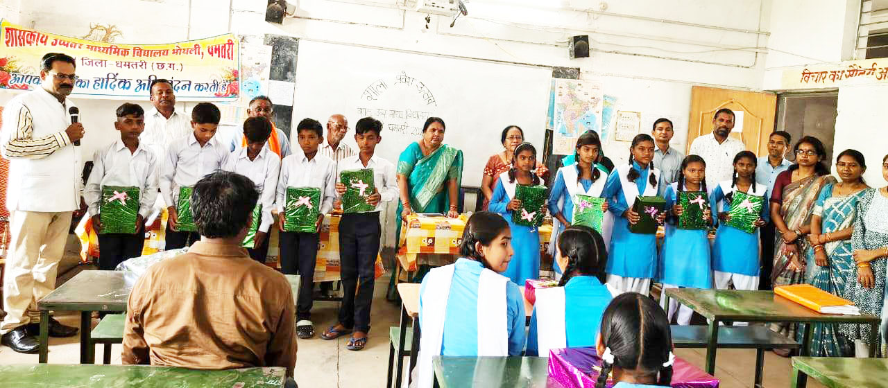 पुस्तक वितरण व मिठाई खिलाकर मना प्रवेशोत्सव