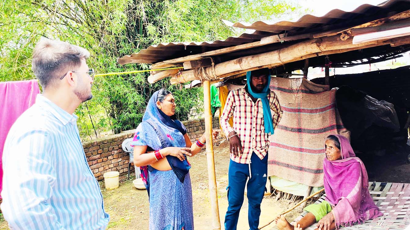 फ्लैगशिप योजनाओं की जानकारी लेने कलेक्टर पहुंचे गांव
