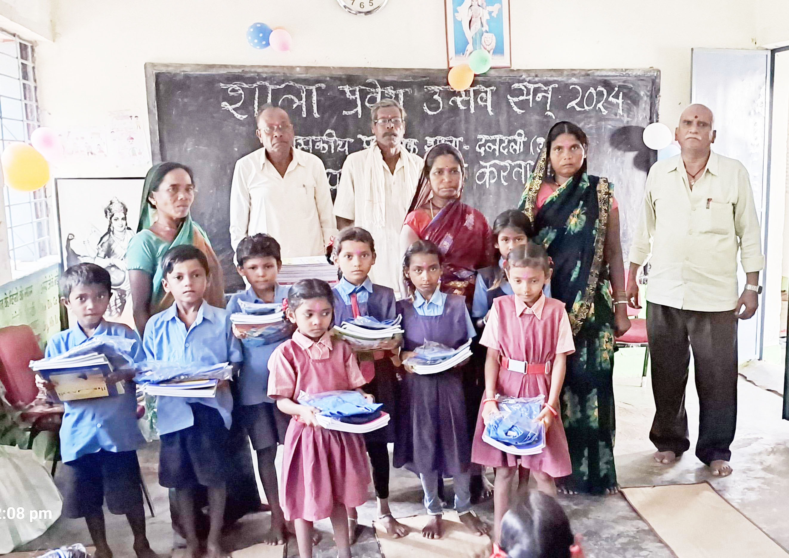 नव प्रवेशी बच्चों का तिलक लगाकर स्वागत