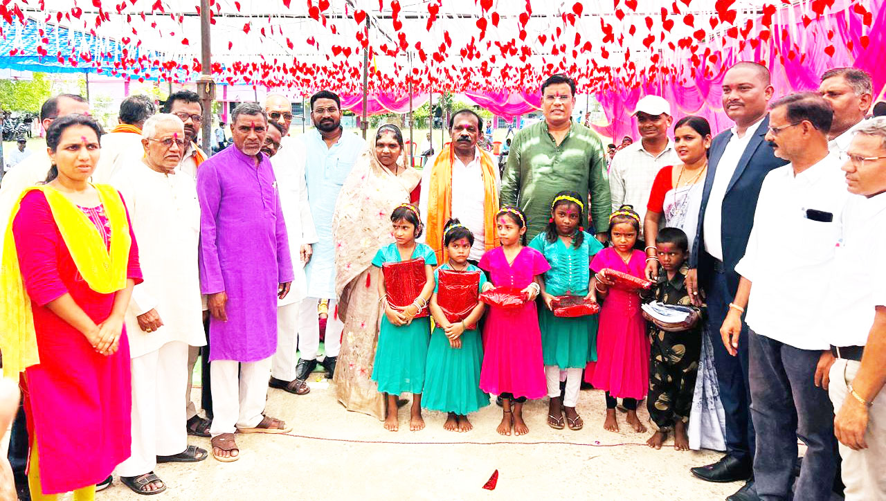 शाला प्रवेशोत्सव : विधायक ने नव प्रवेशी बच्चों को खिलाई मिठाई, तिलक लगा किया स्वागत