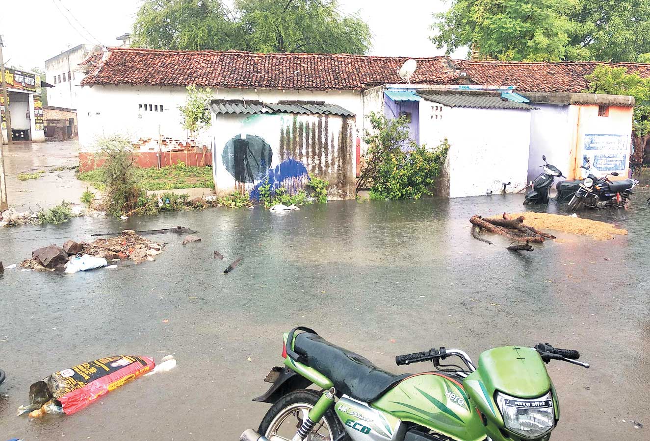 नालियां जाम, घरों में घुसने लगा बारिश का पानी