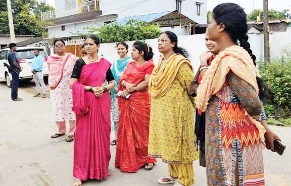 विधायक लता वार्डों में पहुंच कर रही हैं समस्याओं का समाधान विधायक लता वार्डों में पहुंच कर रही हैं समस्याओं का समाधान