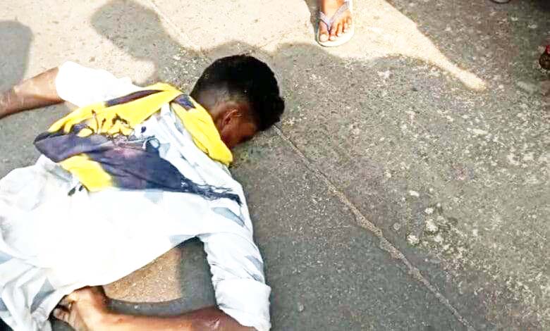 रेत लोड ट्रैक्टर ने बाईक सवार को कुचला, मौत रेत लोड ट्रैक्टर ने बाईक सवार को कुचला, मौत